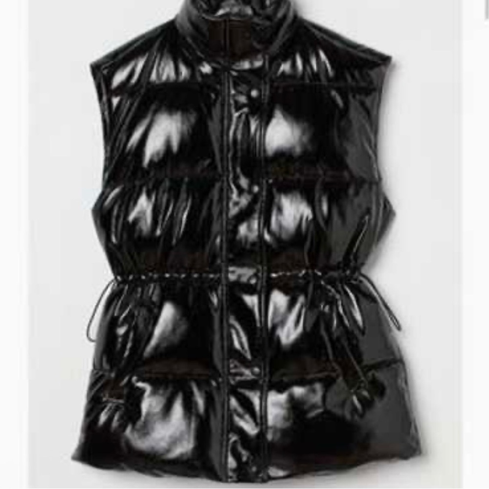 Divided Shiny Puffer Vest in Black